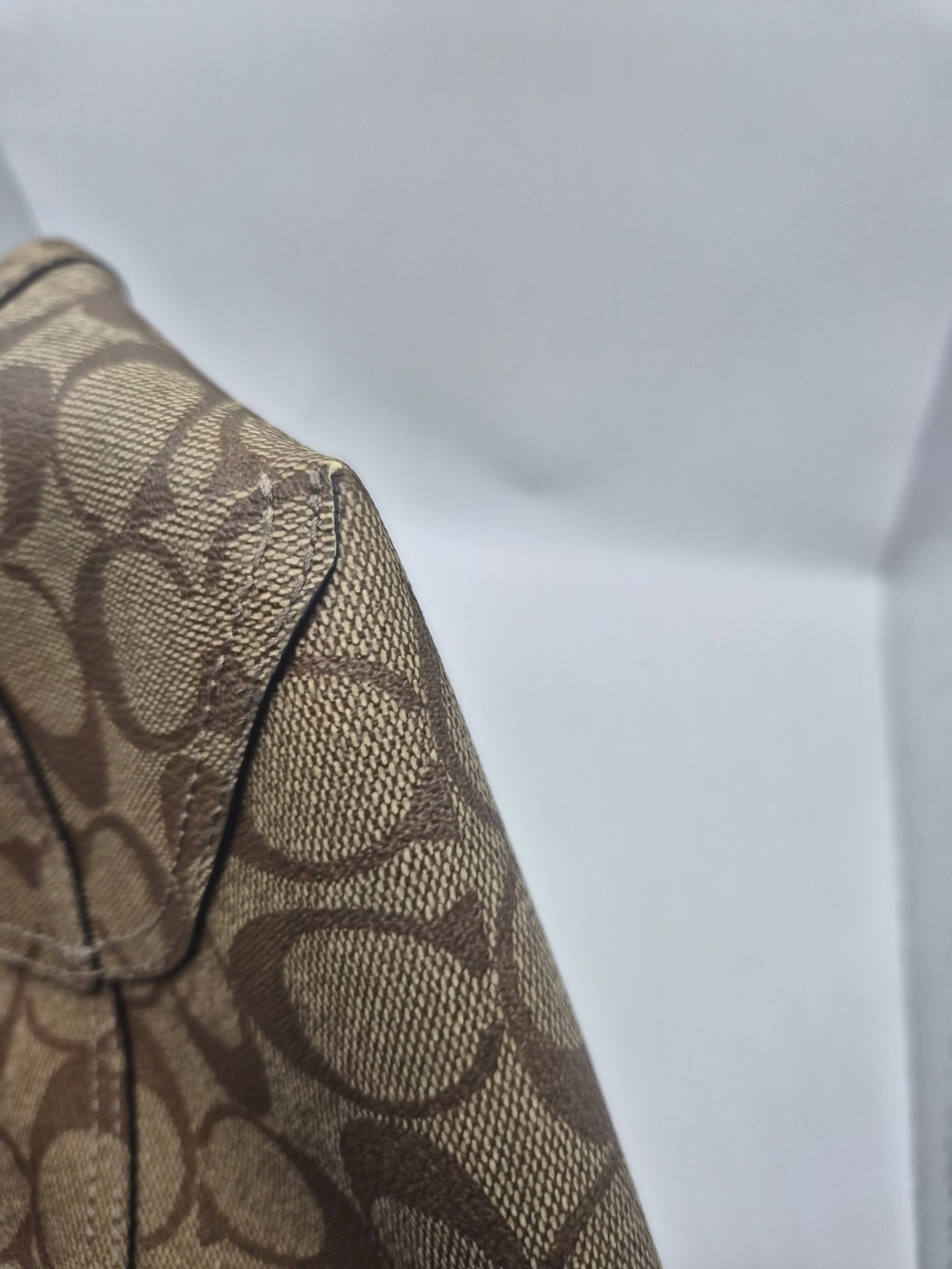 ✨ Authentic Coach Varsity Logo Signature Tote ✨ - Picture 9 of 12